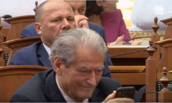 Foto-lajm/ Xhelal Mziu “përgjon” Berishën në Kuvend