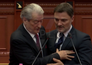Berisha e shtyu/ Alibeaj nga vendi: Nuk po dal aty se me siguri do të…