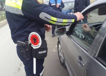 “Jam mbi 191 cm i gjatë…”- Policët e zbresin në tokë, i masin gjatësinë dhe e arrestojnë. Si u justifikua shoferi për të mos vendosur rripin e sigurimit
