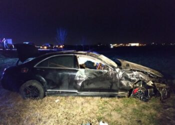 Adoleshentët në Lushnje gara me policinë, në makinë dhe një invalid, përplasen me barrierat e rrugës