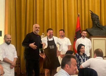 Francesco Totti shijon byrekun me groshë në Tiranë, shefat lezhjanë gatuajnë për finalistët e Conference League