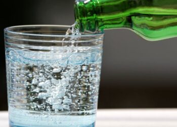 I shëndetshëm apo i dëmshëm? Ndikimi te dhëmbët dhe kockat, a rekomandohet uji i gazuar për personat mbi 40 vjeç