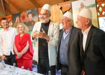 ​Edi Rama vendos plisin gjatë vizitës te familja e Hashim Thaçit