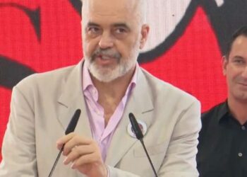 “Kam diplomë bojaxhiu”, Rama në diplomimin e maturantëve: Po ju mori malli për mua, hapni frigoriferin, aty më keni