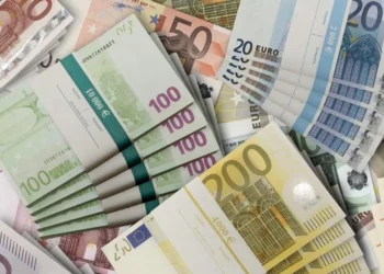 Euro bie poshtë 120 Lekëve, i afrohet sërish minimumit historik