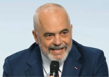“Ju heq kapelen!”, batuta e Ramës në Forumin e Paqes: Macron je shumë kurajoz! Tani e kuptoj pse Putin do të të përqafojë