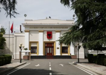 E PAZAKONTË në Kuvend/ Shoferi nuk pyet, thyen traun e Parlamentit me makinë dhe…
