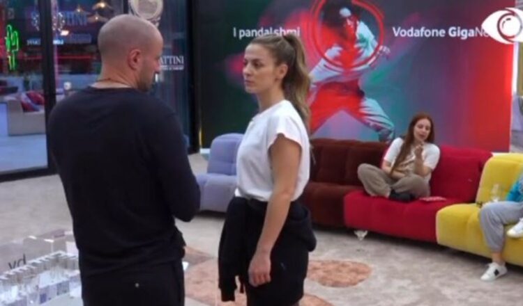 Kristi tenton të bindë Nitën të bashkohet me grupin e Oltës: Duhet të jesh lojtar i fortë të qëndrosh në mes, nuk të intereson