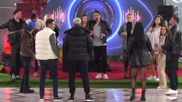Nuk la gjë pa i thënë pas shpine, Amosi i thotë Luizit kur e pyeti: Nuk erdha te dasma se nuk isha në terezi