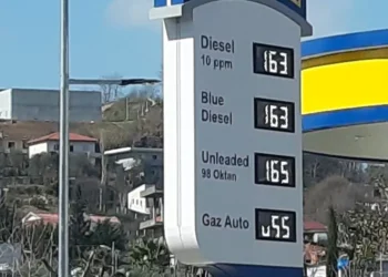 S’ka të ndalur RËNIA e NAFTËS, “Bordi” vendos çmimet e reja të karburanteve! Për herë të parë…