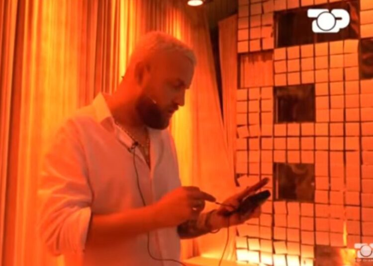 Kiara me xhirime në Turqi, Luizi e telefonon në video-call
