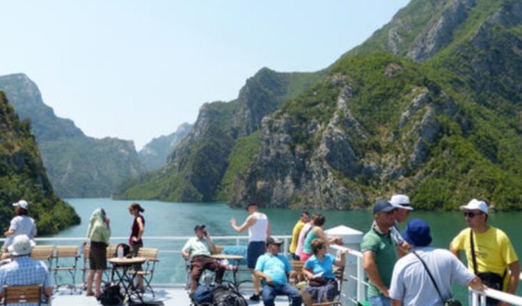 Turistët sollën një rekord prej 1.55 miliardë euro në 6 muajt e parë! Shqiptarët lanë jashtë gati 1 miliardë euro