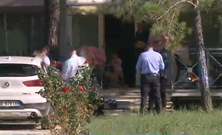 FOTOLAJM/ Sekuestrohet vila e familjes Berisha në Lalëz