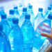 Uji në shishe përmban 100 herë më shumë nanogrimca plastike sesa mendohej më parë