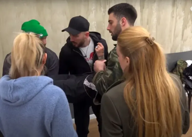 Banorët planifikojnë të arratisen nga kazerma, Roza “shpëtimi” i tyre/ Meri: Do të na fusni në telashe, nuk largohesh dot me drita ndezur