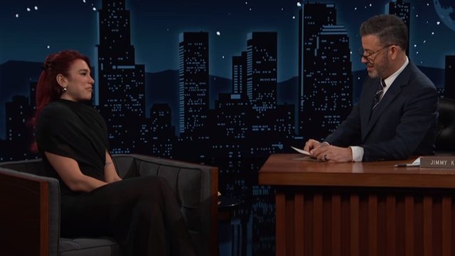 Hip se të vrava, zbrit se të vrava… Dua Lipa i shpjegon shprehjet shqip prezantuesit Jimmy Kimmel