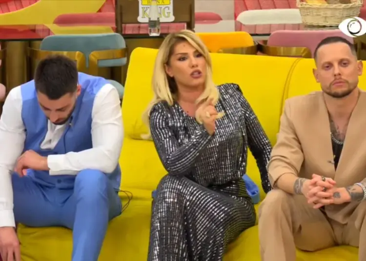 “E paturp, je nënë vetë”/ Debat i ashpër mes Ilnisës dhe Ledjonës: Po përdor emrin e vajzës…