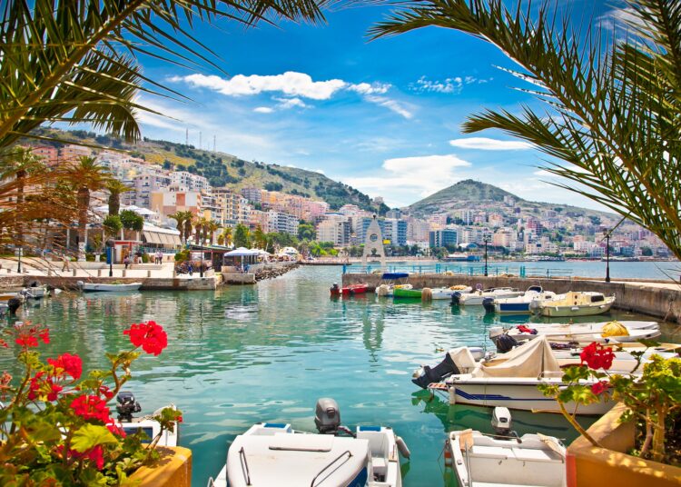 Revista franceze “Air Info”: Gjithçka që duhet të dini për perlën shqiptare, Sarandën