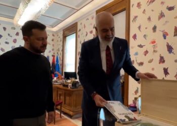 Rama fton Zelenskyn në zyrën e tij, ja dhurata e veçantë që i dha presidentit ukrainas. Pamjet nga takimi