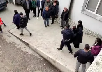 “Merma jetën o Zot”/ E afërmja e viktimës së ngjarjes në Lushnjë shpërthen në lot