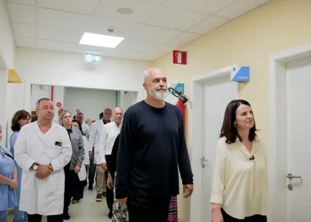 Hapet spitali ditor në QSUT, Rama: Këtu është si jashtë shtetit! Sikur të shpiknit edhe një vaksinë për virusin e mospërfilljes ndaj pacientit