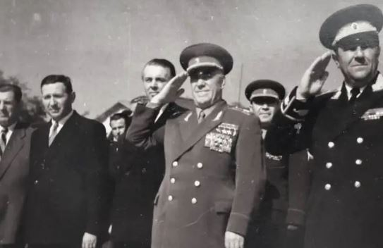 “Mbylle gojën, se do ta hash edhe ti!”/ Kujtimet e ish-presidentit Alfred Moisiu: Çfarë i tha Mehmet Shehu gjeneral Prodanit kur ai…
