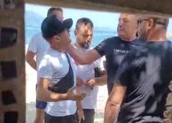 Qytetari i ankohet për hapësirat e plazhit, pronari i ‘Regina’ Vasil Bedinaj e godet me grusht /VIDEO