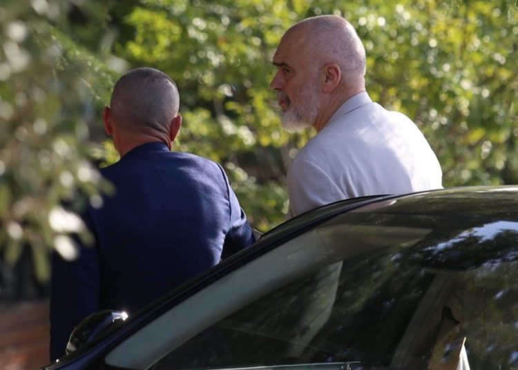 Rama ndez motorët/ Në 28-29 Gusht mbledh ministrat dhe kryebashkiakët