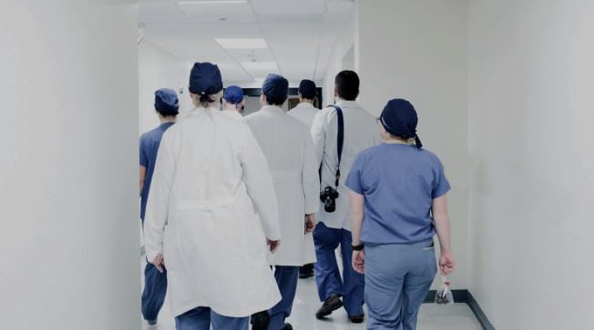 Mjekët duhet të zgjedhin për 2 javë/ Bluzat e bardha duhet të vendosin nëse do punojnë në spitalet publike apo private