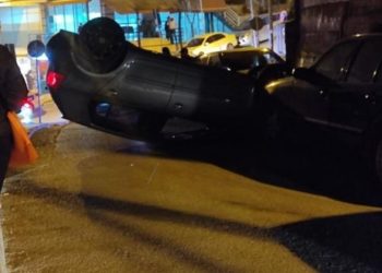 Aksident spektakolar në Tiranë. Makina kthehet përmbys në rrugë te ‘Kodra e Diellit’